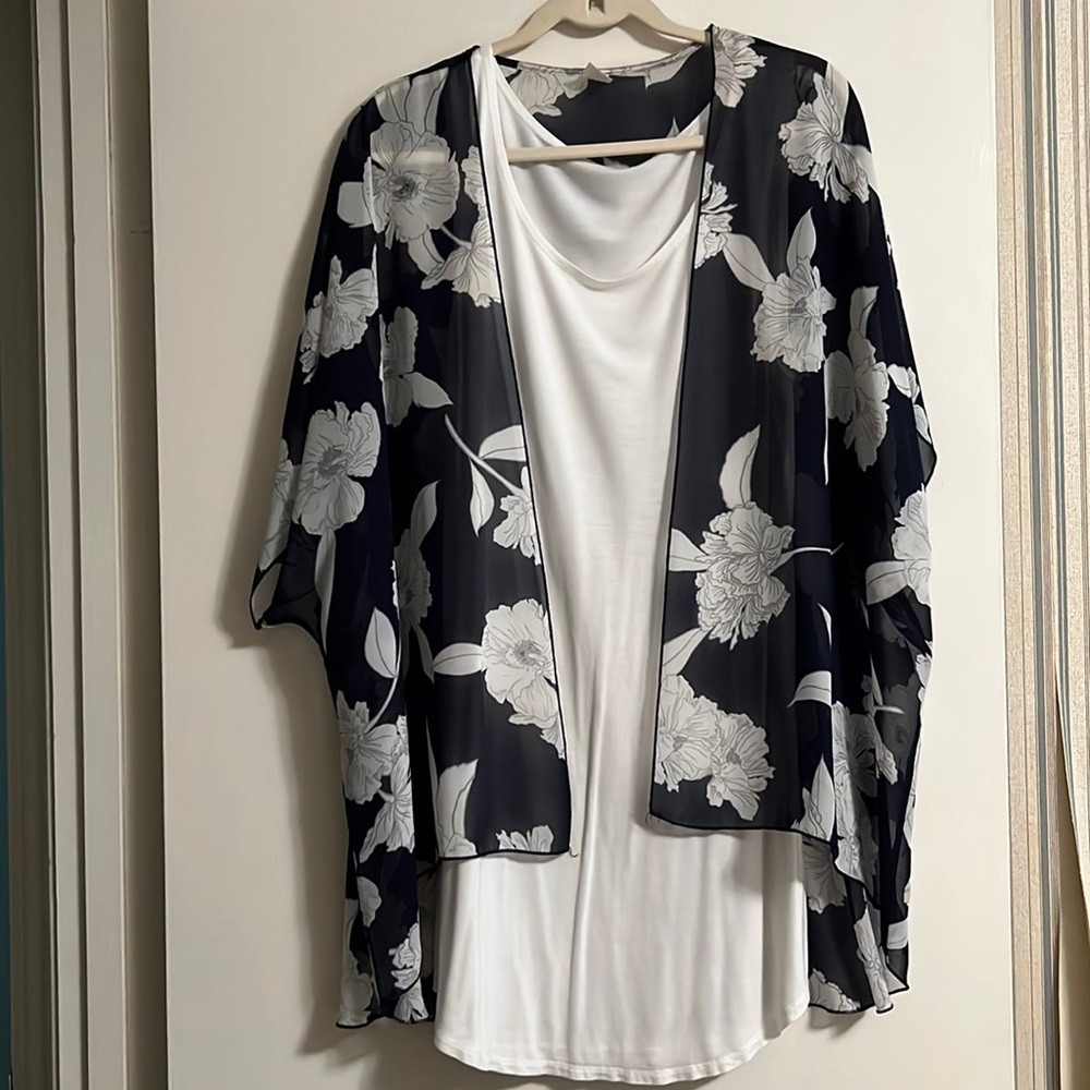 BLUE/white floral kimono
